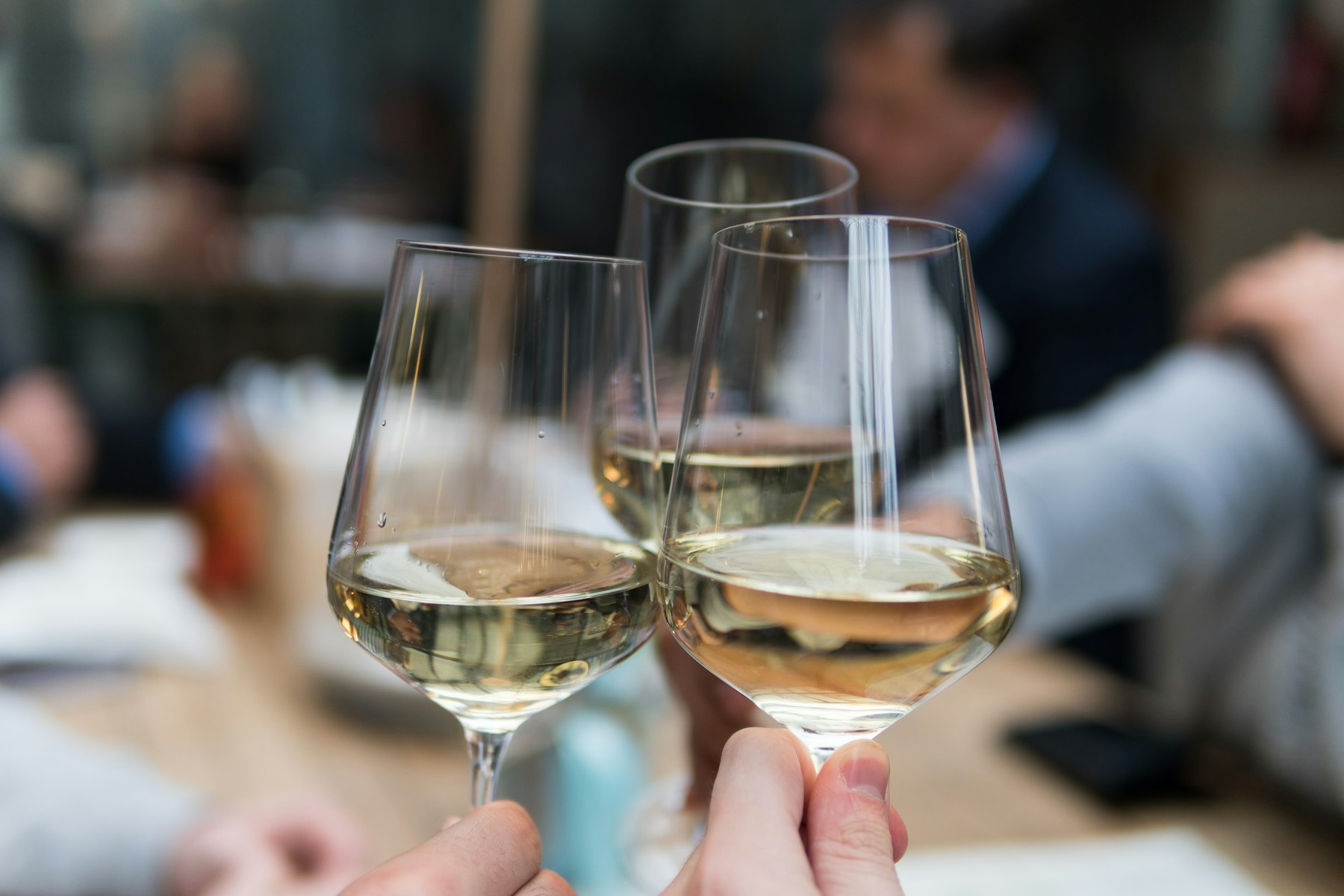 Calici di vino in un brindisi